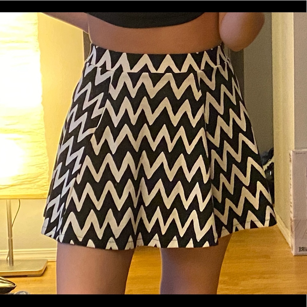 Aeropostale - XS Black & White Zig Zag Skirt